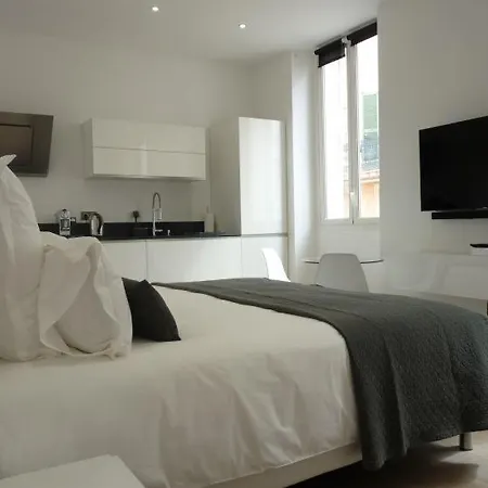 Sleeps 2 Air Con Wifi Cannes