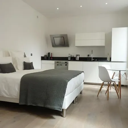 Sleeps 2 Air Con Wifi